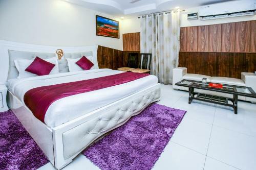 Oyo 10558 Hotel Qlark