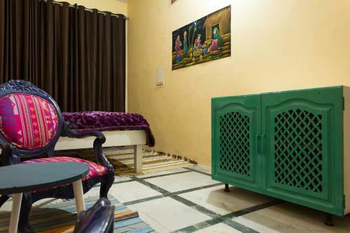 Hiatus' Doors (homestay)