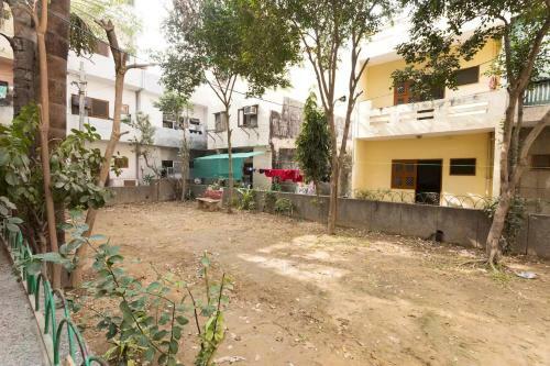 Hiatus' Doors (homestay)