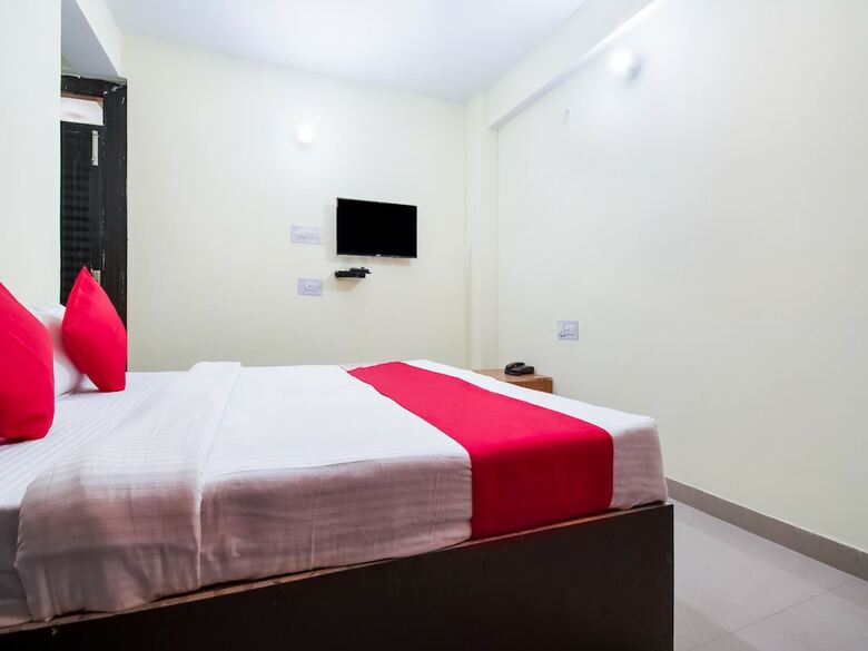 Hotel Oyo 28221 Near P&m Mall