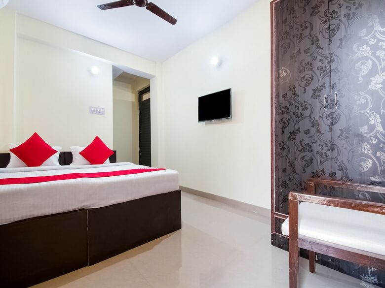 Hotel Oyo 28221 Near P&m Mall