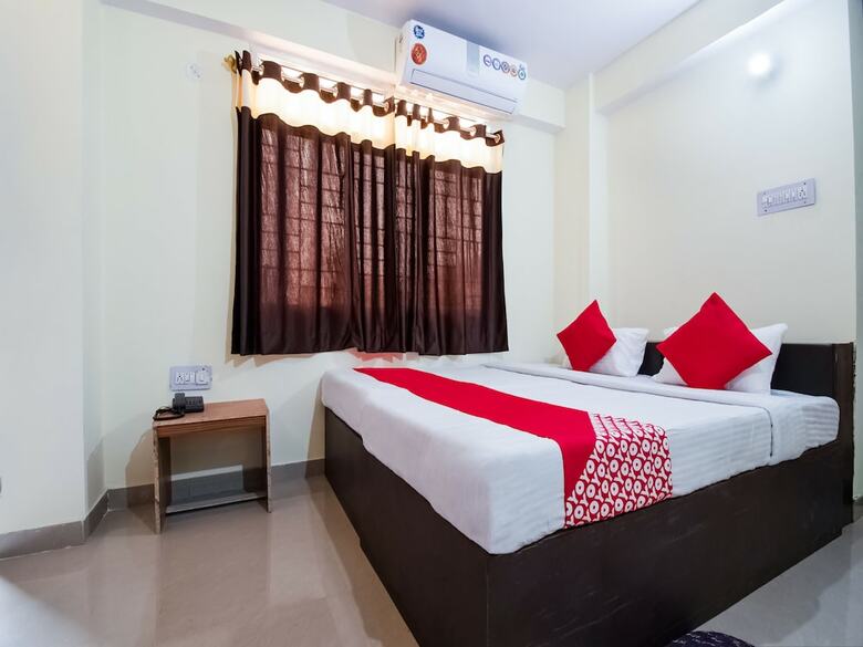 Hotel Oyo 28221 Near P&m Mall