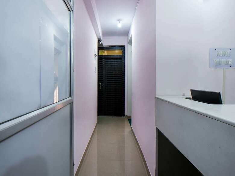 Hotel Oyo 28221 Near P&m Mall