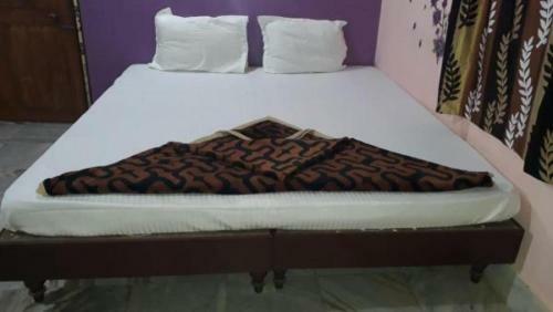 Hotel Goroomgo Sureswory Pampa Puri