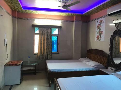 Hotel Goroomgo Sureswory Pampa Puri