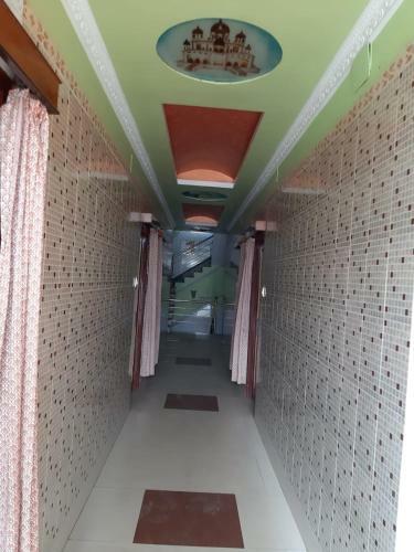 Hotel Goroomgo Sureswory Pampa Puri