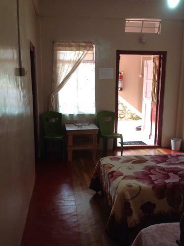 Hostal Holly Lodge Guest House