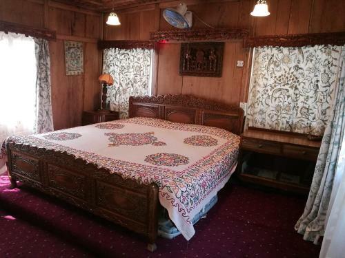 House Boat Hardy Palace