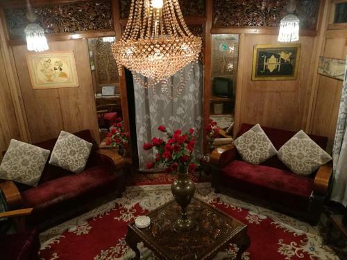 House Boat Hardy Palace