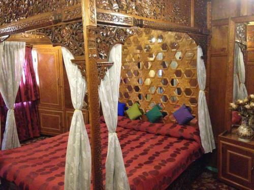 Hotel Zaffer Group Of Houseboats