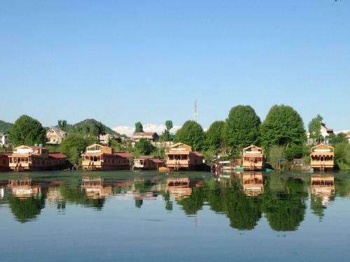 Hotel Zaffer Group Of Houseboats