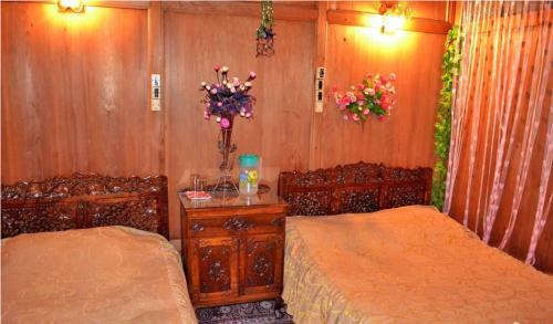 De Laila House Boat By Sterling