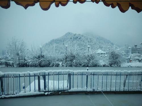Houseboat Young Snow View Front Line Dal Lake