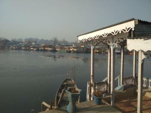 Hotel Houseboat Shamus Maqbool