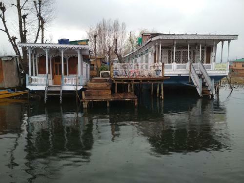 Hotel Houseboat Shamus Maqbool