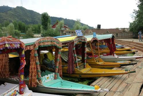 Hotel Houseboat Shamus Maqbool