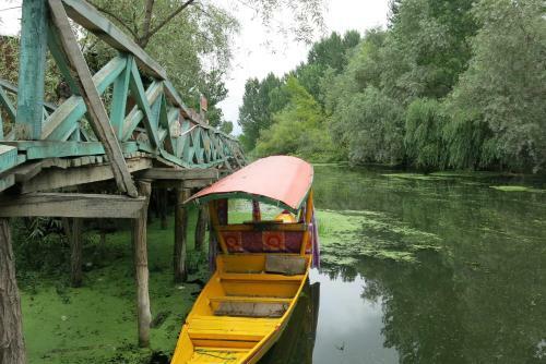 Hotel Houseboat Shamus Maqbool