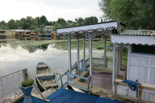 Hotel Houseboat Shamus Maqbool