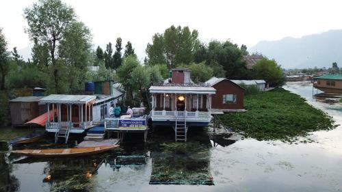 Hotel Houseboat Shamus Maqbool