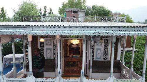 Hotel Houseboat Shamus Maqbool