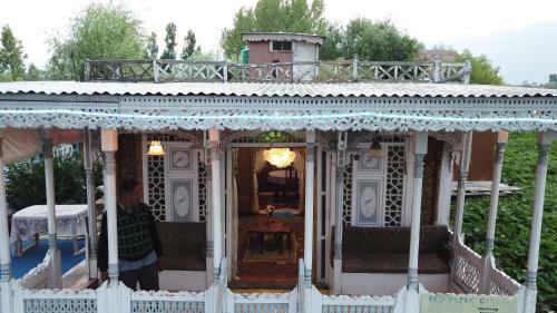 Hotel Houseboat Shamus Maqbool