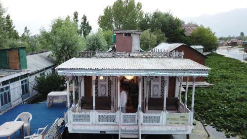 Hotel Houseboat Shamus Maqbool