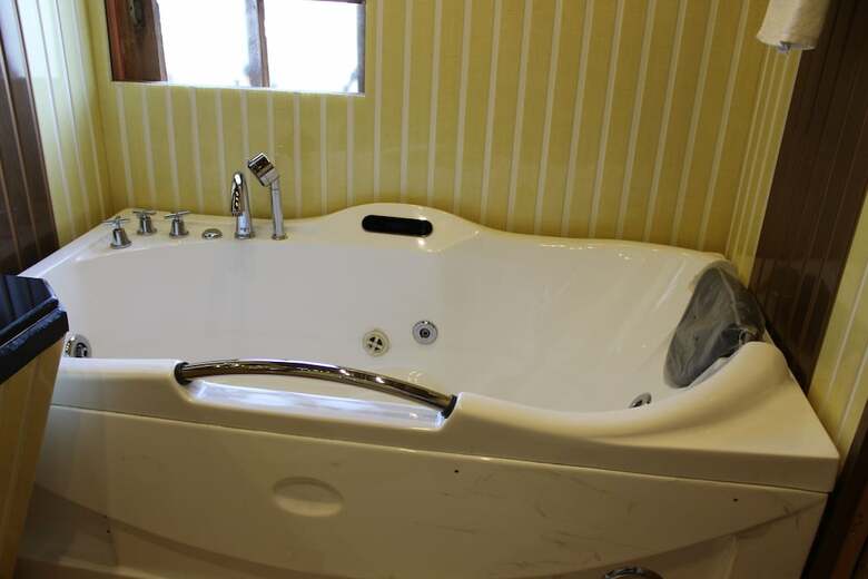 Hotel Nigeen Lake View Resort