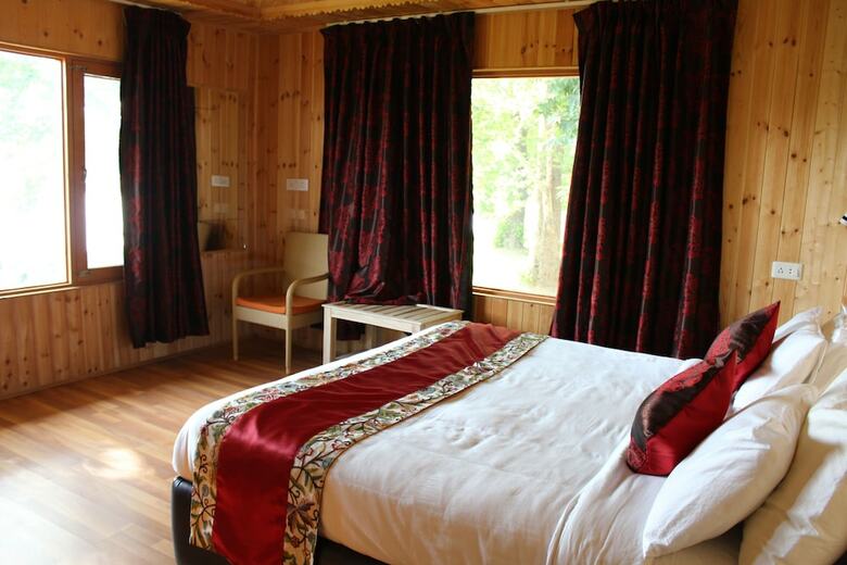 Hotel Nigeen Lake View Resort