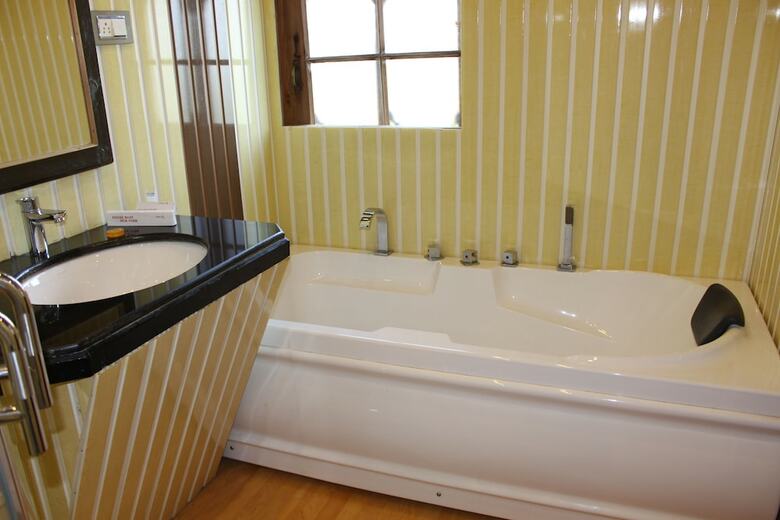 Hotel Nigeen Lake View Resort