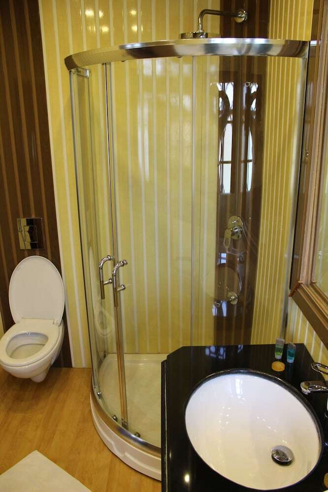 Hotel Nigeen Lake View Resort