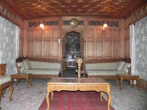 Hotel Shabrose Houseboats