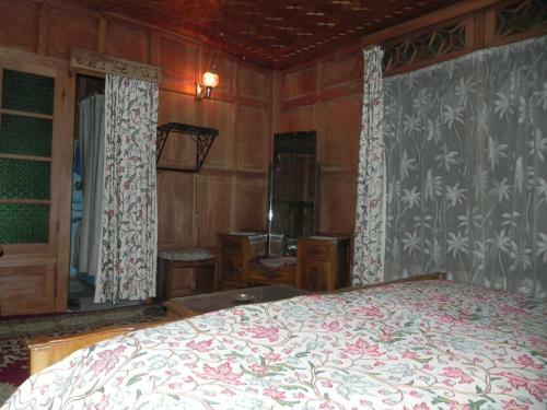 Hotel Shabrose Houseboats