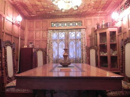 Hotel Shabrose Houseboats