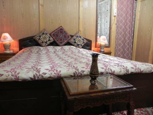 Hotel Shabrose Houseboats