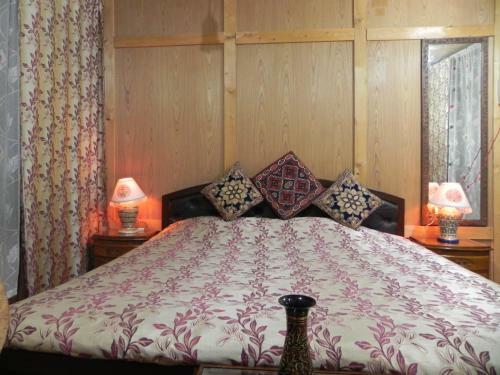 Hotel Shabrose Houseboats