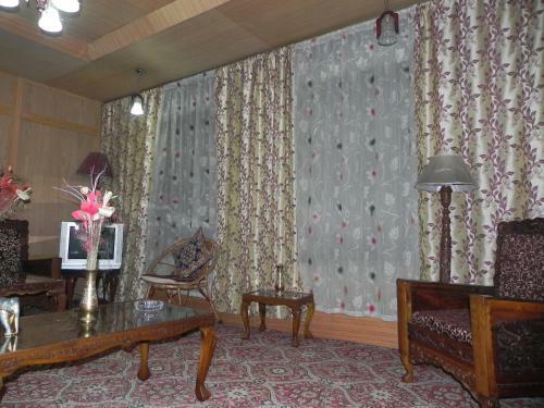 Hotel Shabrose Houseboats