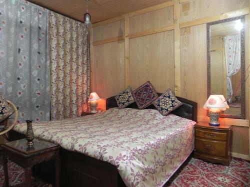 Hotel Shabrose Houseboats