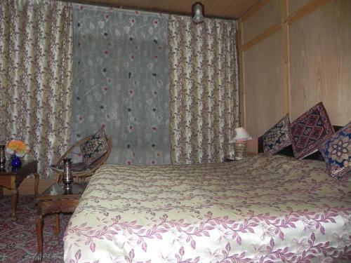 Hotel Shabrose Houseboats