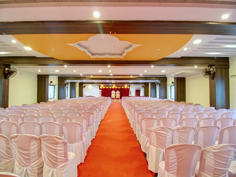 Hotel Capital O 13489 Garuda Comforts