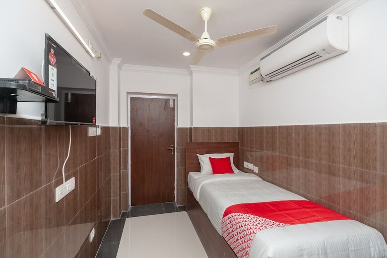 Capital O 27775 Hotel Srinivasa Residency
