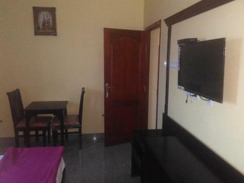 Hotel Gayathri & Lodges