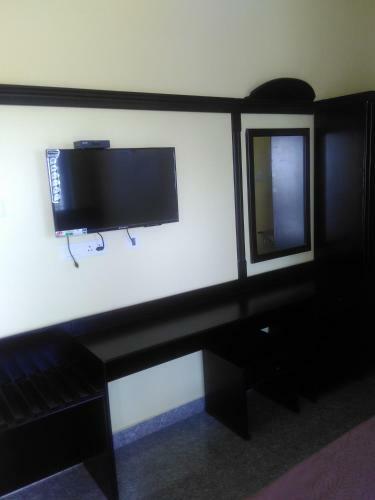 Hotel Gayathri & Lodges