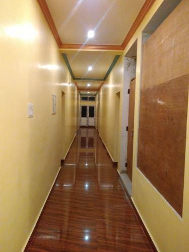 Hotel Gayathri & Lodges