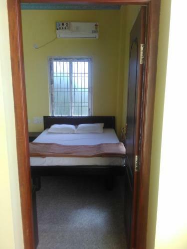 Hotel Gayathri & Lodges