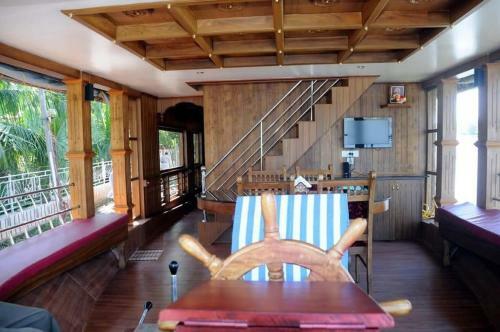 Kuttanaad Houseboats