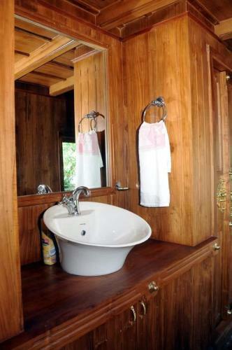 Kuttanaad Houseboats