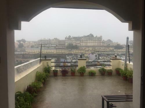 Hotel Shivam Paying Guest House,u