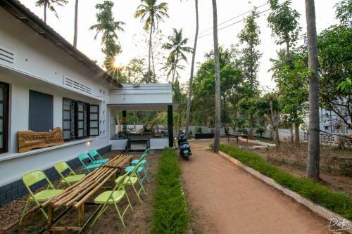 Short Giraffe Hostels - Varkala Beach