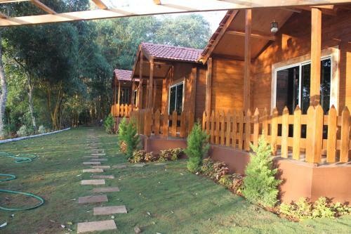 Oyo 26892 Coorg Amodhini Wood Cottage Suits