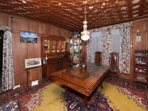 Oyo 45251 Billoo Palace Houseboat